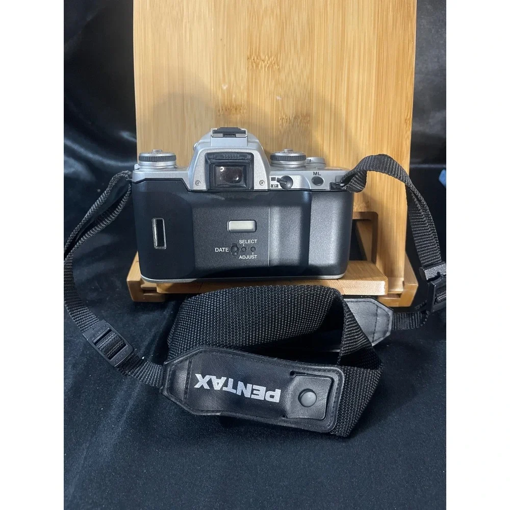 Pentax ZX-5N 35mm SLR Film Camera‎ Silver Black Works Flash doesn't stay up!!